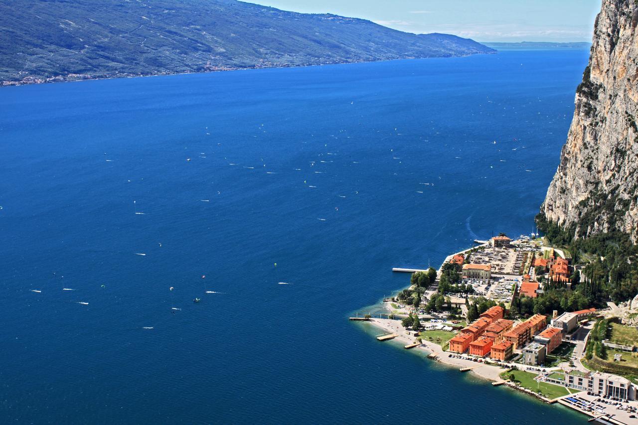 Campione Giulia Exclusive Lakefront Apartment By Gardadomusmea Campione del Garda Exterior photo